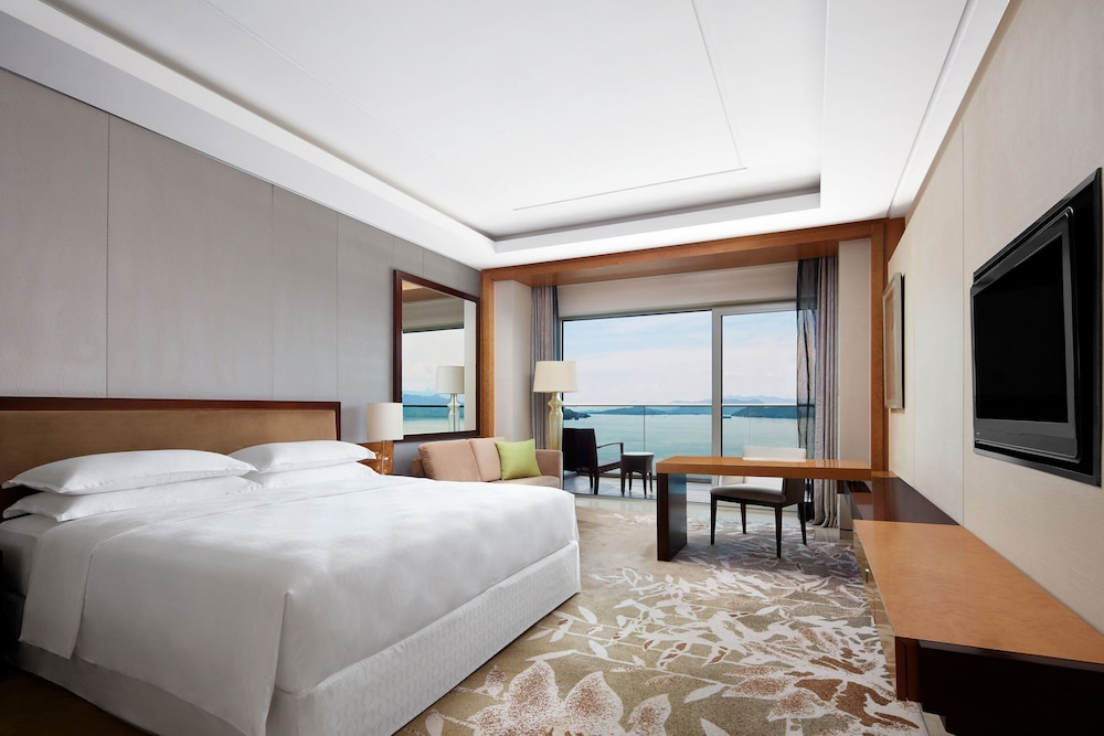 Premium Room, 1 King Bed, Lake View - Photo 1