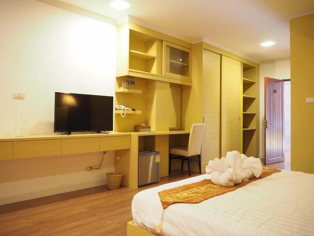 Deluxe Room, 1 King Bed, Non Smoking photo 3