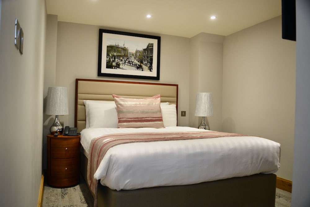 Luxury Apartment, 4 Bedrooms, Accessible photo 3