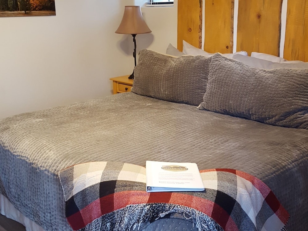 Premium Double Room, Ensuite, Courtyard View (Tuolumne Meadows Room) photo 2