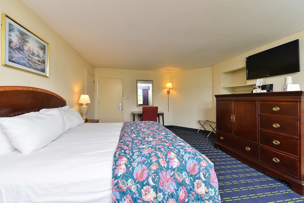 Room, 1 King Bed, Smoking - Photo 2