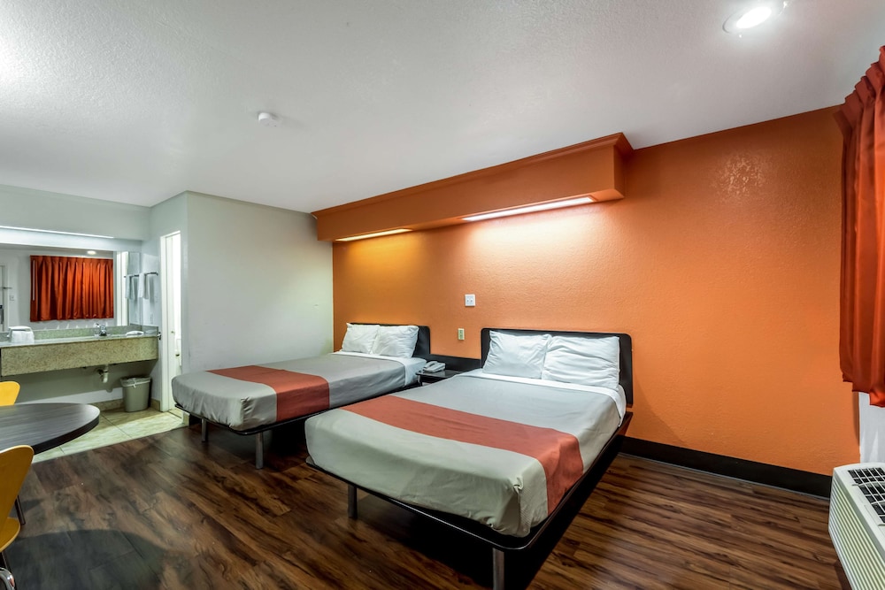 Standard Room, 2 Double Beds, Non Smoking - Photo 1