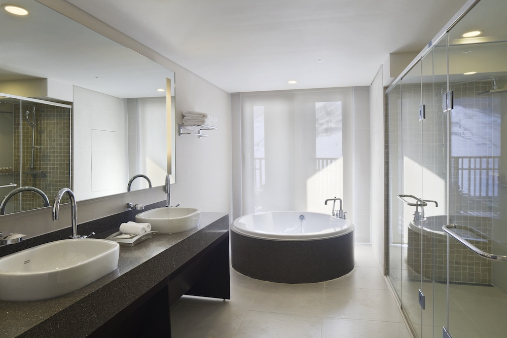 Suite, 1 Queen Bed (Slope View) - Photo 4