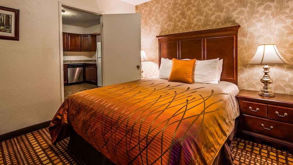 Suite, 1 Queen Bed, Kitchen, Poolside (Living Room;With Sofabed)