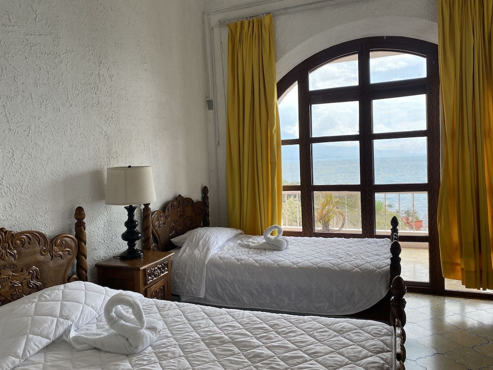 Quadruple Lakefront Room photo 3