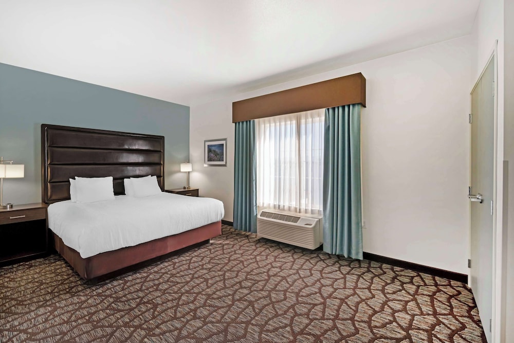 Suite, 1 King Bed, Non Smoking, Refrigerator & Microwave - Photo 2