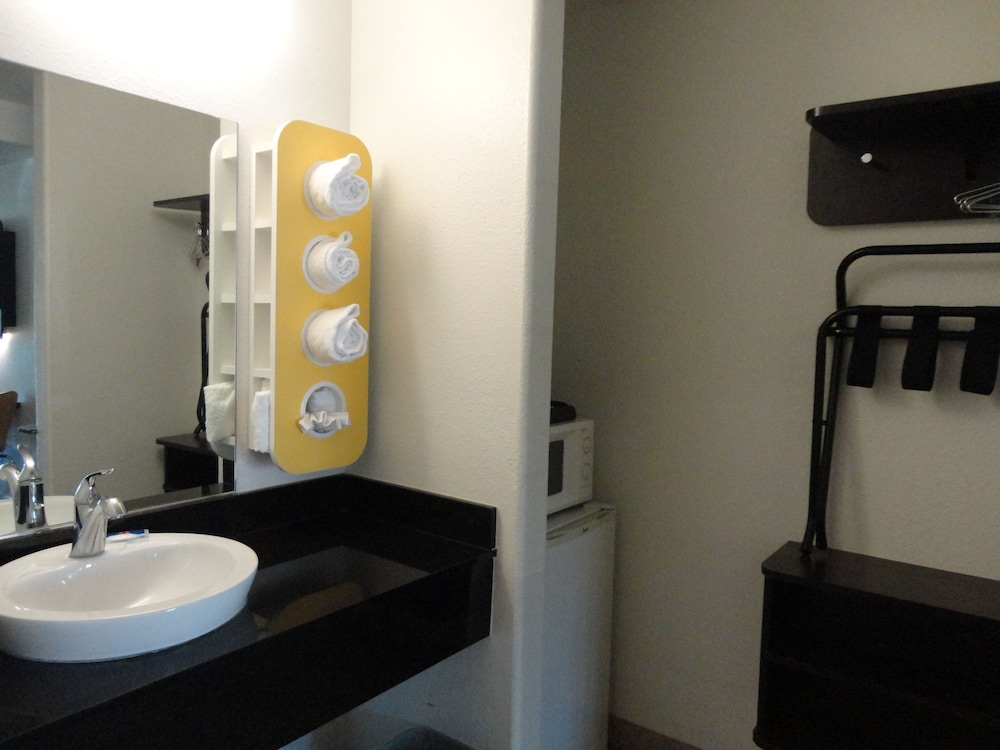 Signature Room, 2 Queen Beds, Non Smoking - Photo 9
