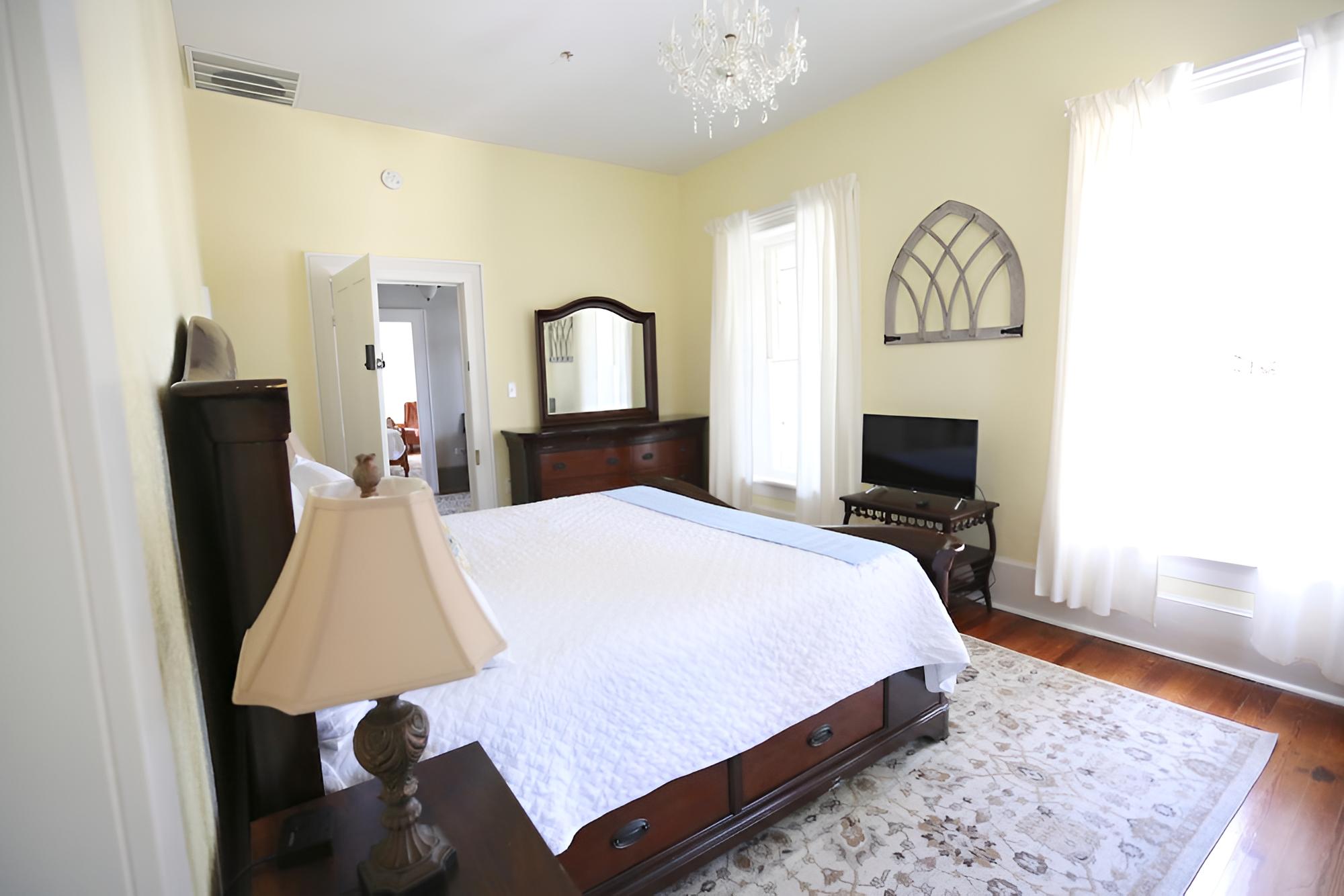 Yellow Rose - King Bed, 2nd Floor, No Pets photo 2