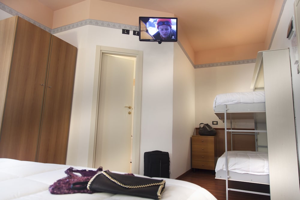 Standard Quadruple Room, Multiple Beds photo 3