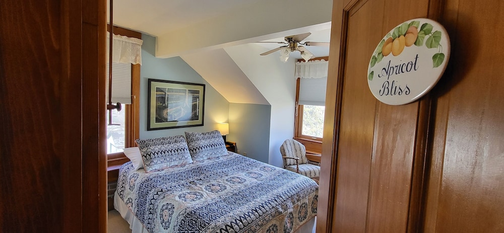The Apricot Bliss Room