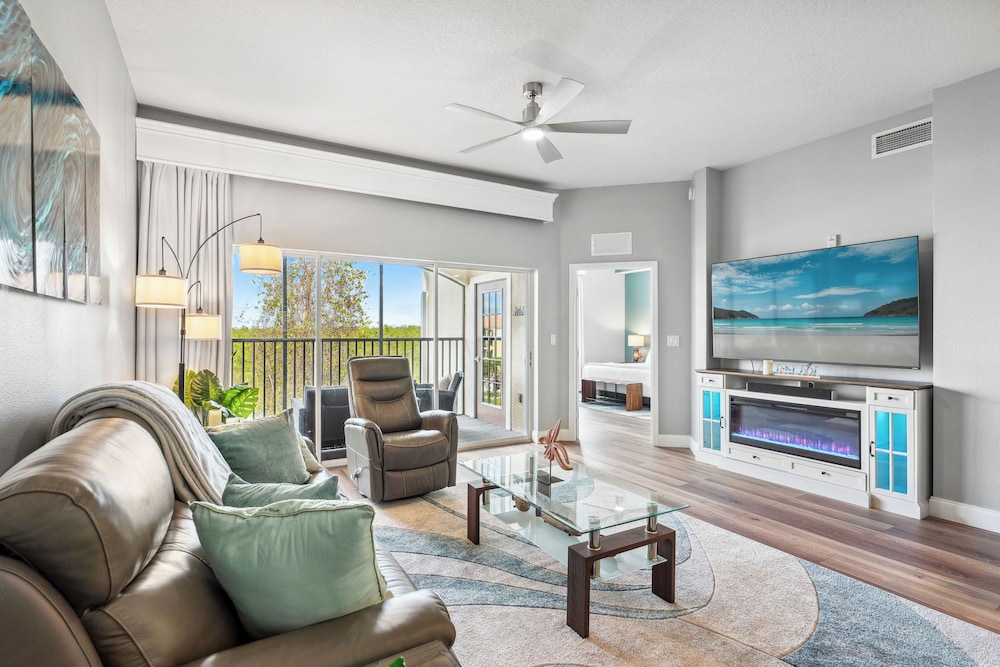 Condo, Multiple Beds, Balcony (Minutes to Magic)