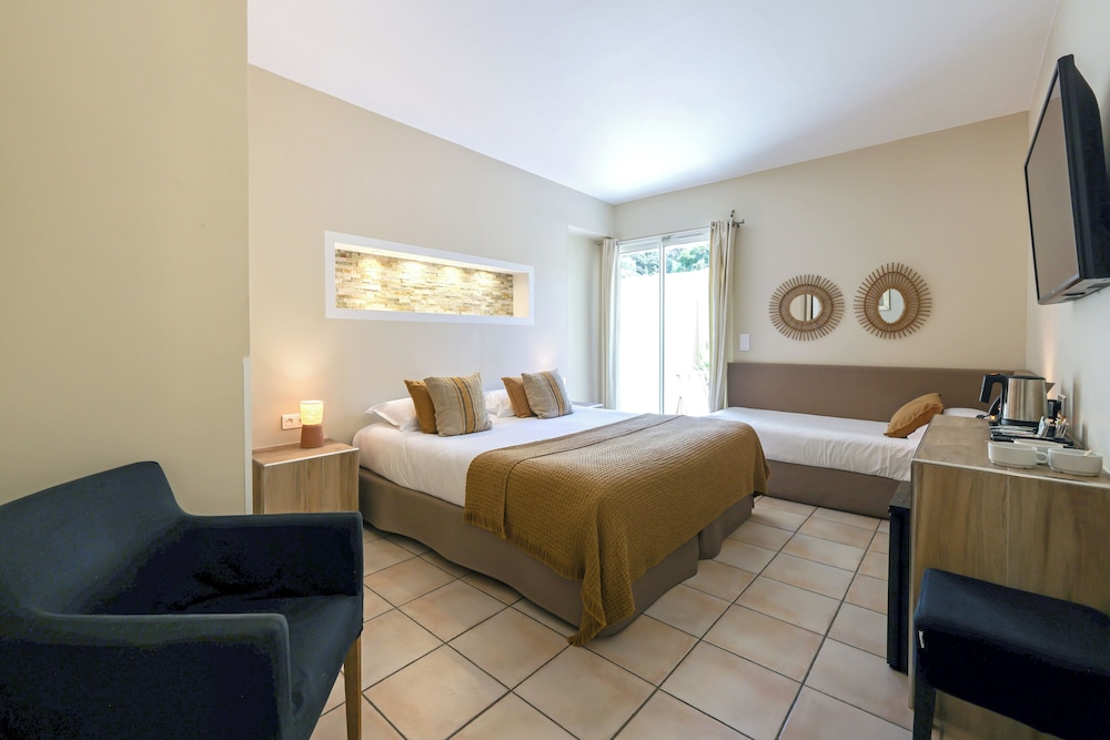 Comfort Triple Room (Patio) - Photo 5