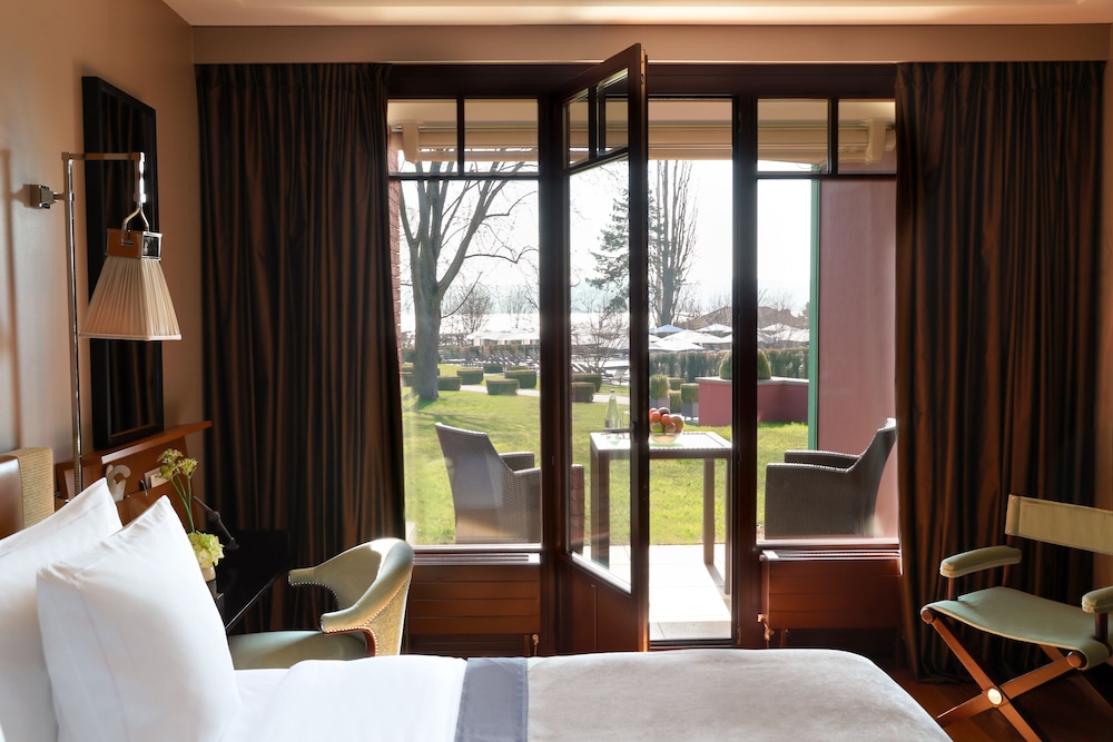 Deluxe Room, 1 King Bed, Lake View - Photo 3