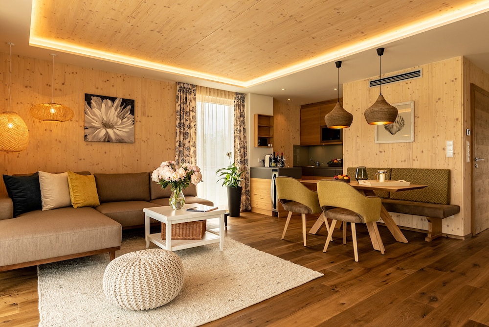 Deluxe House photo 2