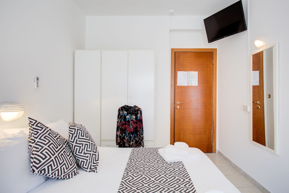Double or Twin Room - Photo 3