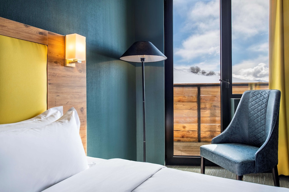 Standard Room, 1 King Bed, Balcony, Mountain View - Photo 3