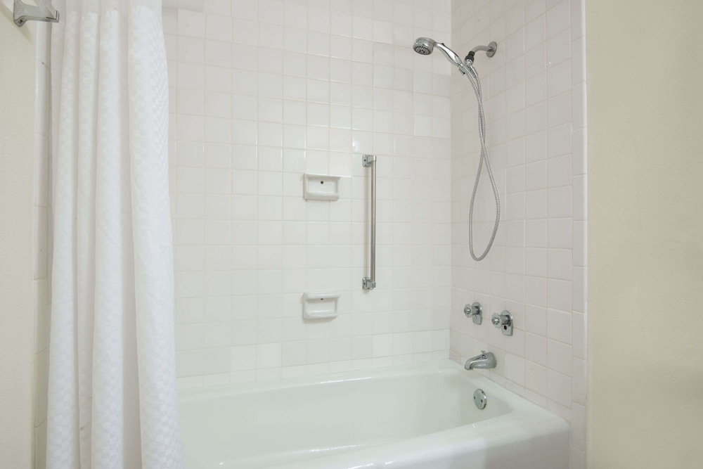 Room, 2 Queen Beds, Accessible - Photo 5