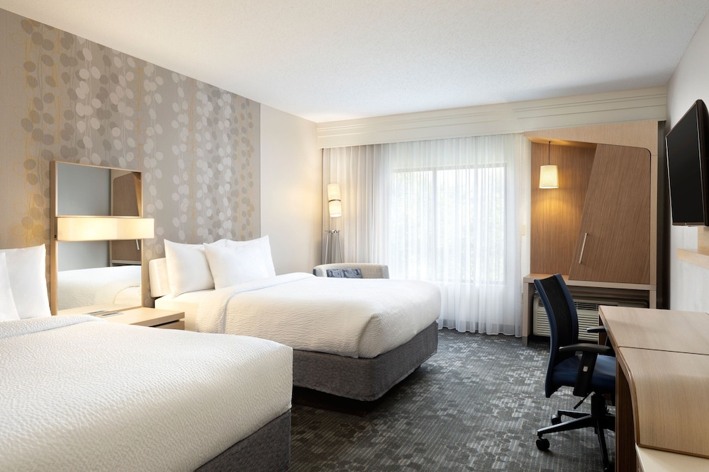Room, 2 Queen Beds (Mobility/Hearing Accessible, Tub) - Photo 1