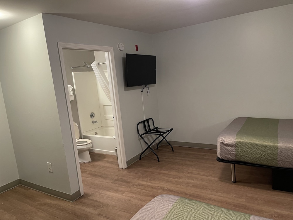 Standard Room, Multiple Beds, Non Smoking, Kitchen - Photo 4
