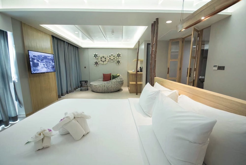 Honeymoon Suite - Photo 5
