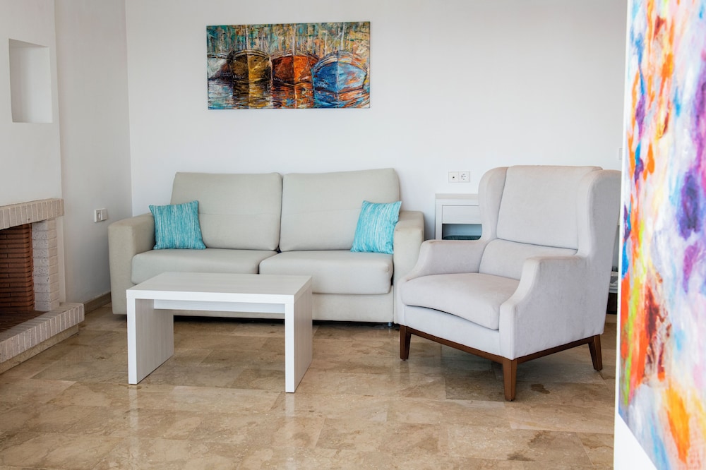 Deluxe Suite, 1 Bedroom, Sea View, Oceanfront (3 Adults + 1 Child) thumbnail 6