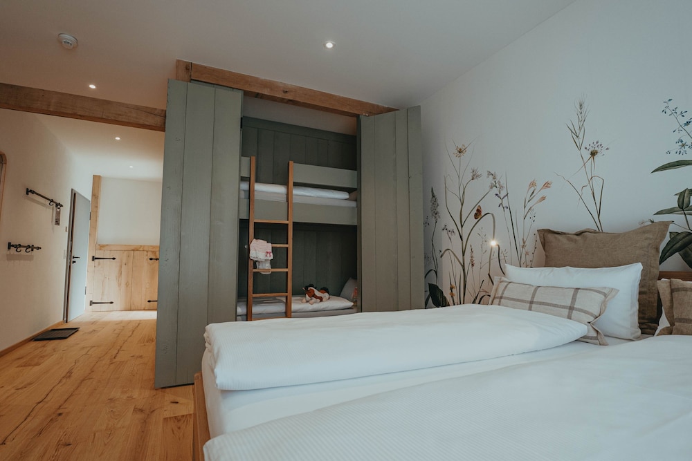 Family Quadruple Room, Roll-in Shower