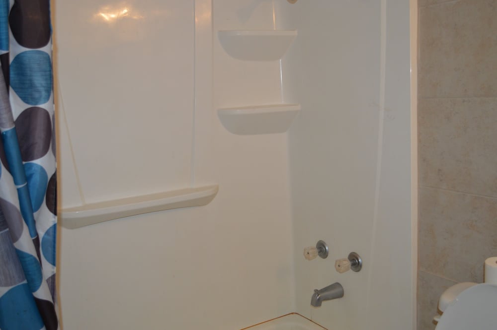 Basic Single Room, 1 Queen Bed photo 2