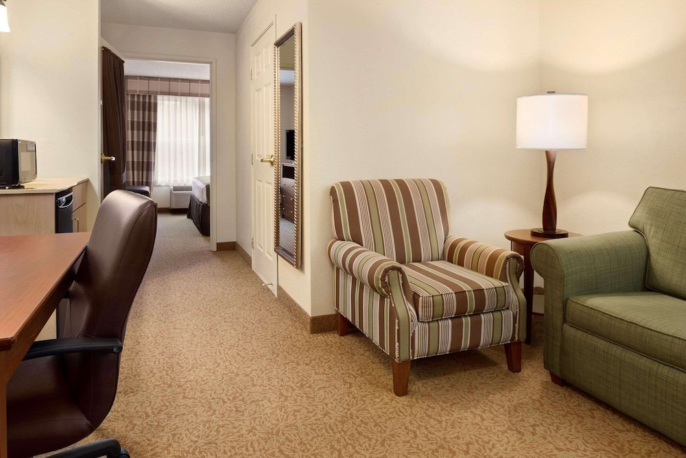 Suite, 1 Bedroom, Accessible, Non Smoking - Photo 4