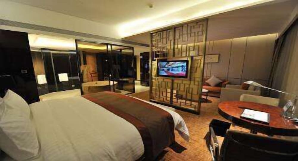 Club Suite, 1 King Bed, Smoking