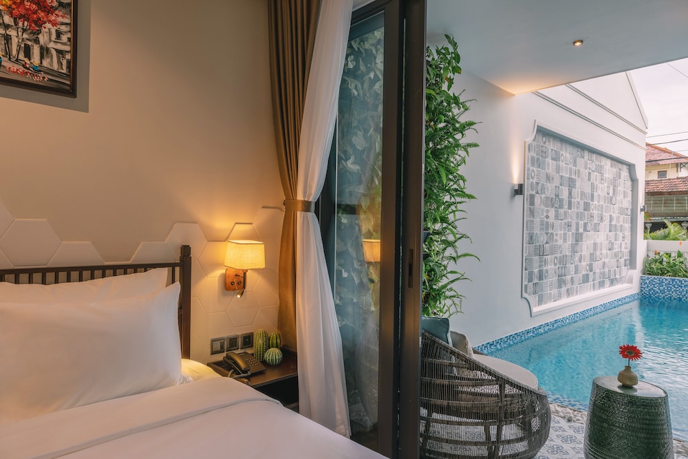 King Suite, Pool View - Photo 2