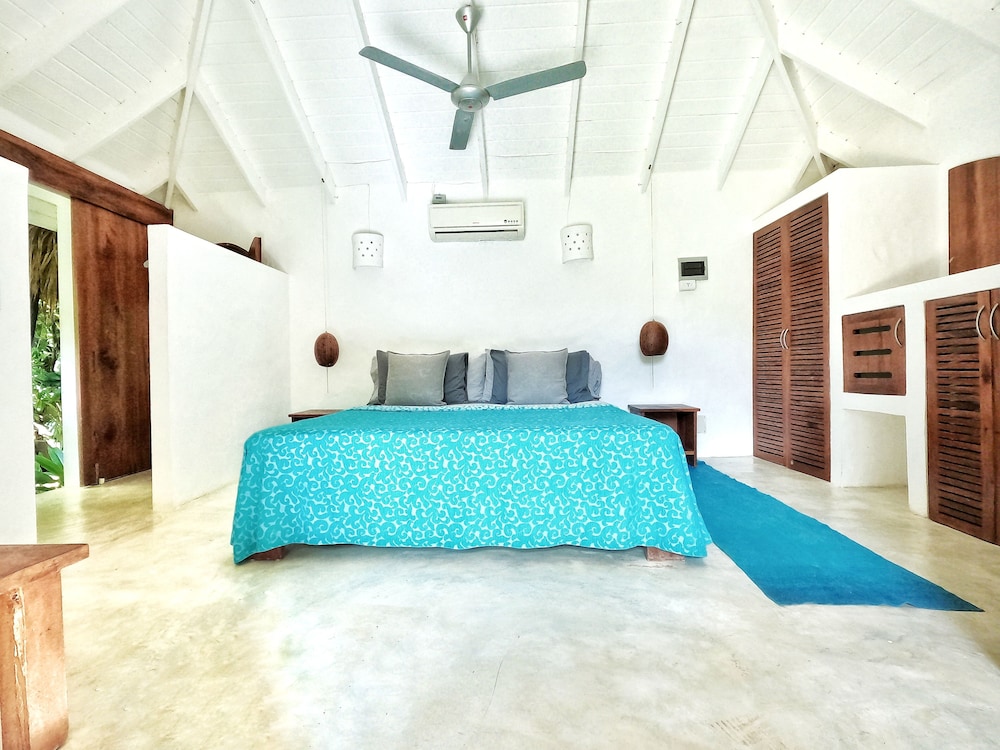 Romantic Room, 1 King Bed, Garden View photo 3
