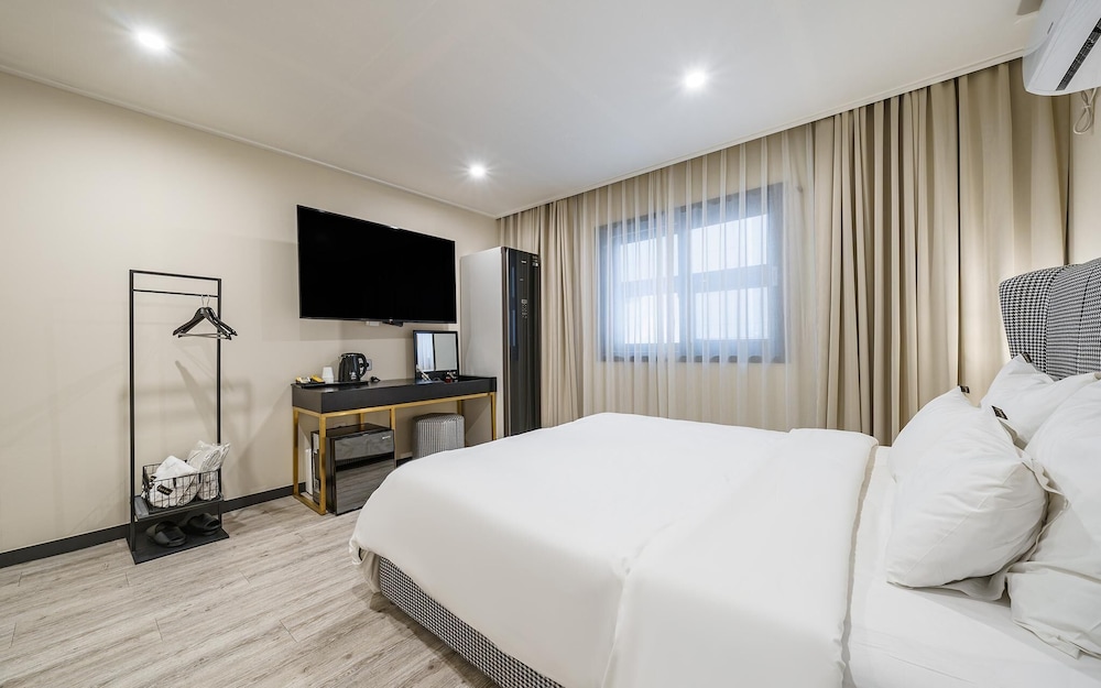 Room (Premium-Starbucks Coffee PKG (Netflix) - Photo 17