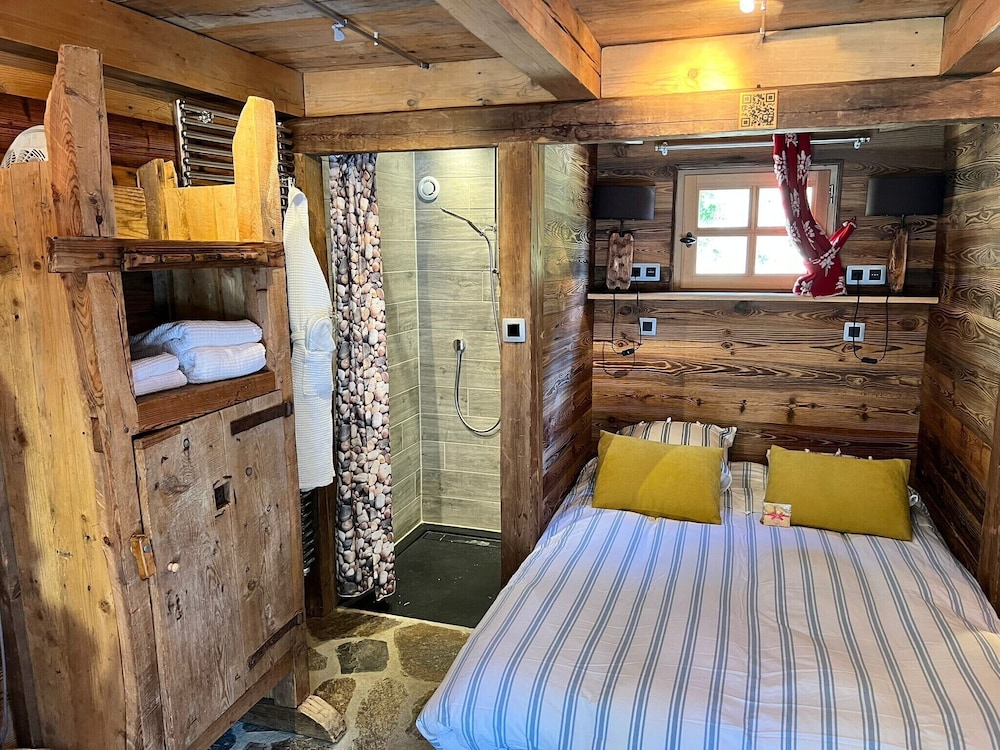 Room La Batie with Private Jacuzzi
