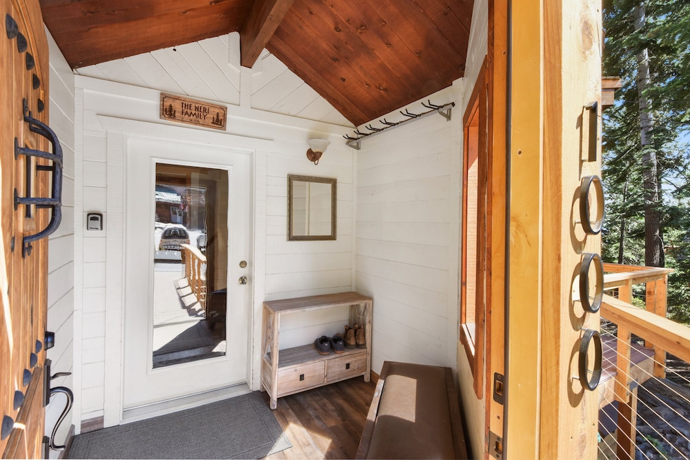 House, Multiple Beds, Hot Tub, Mountain View (Snowshoe Cabin) photo 2