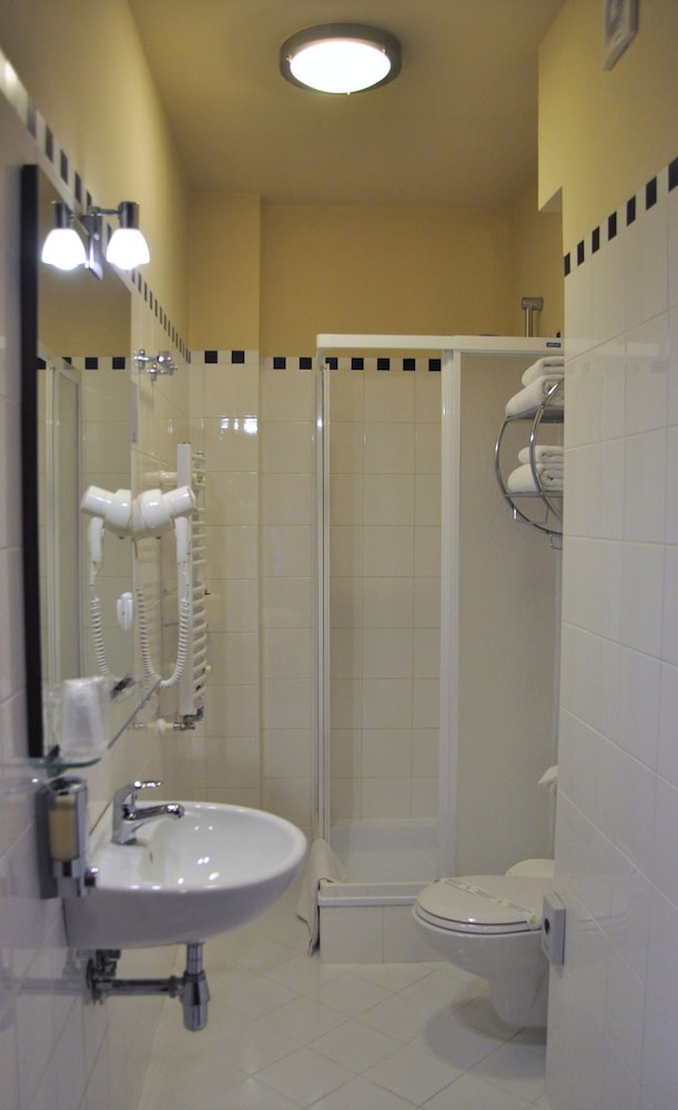Double or Twin Room (with extra bed) photo 2