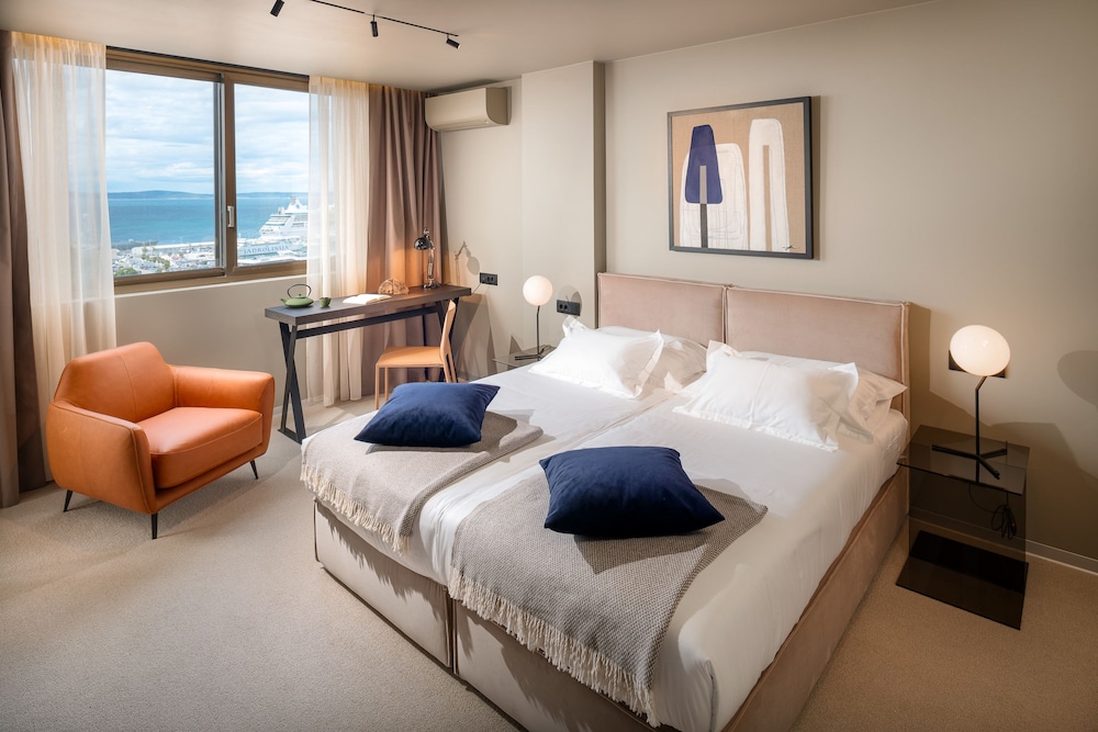 Room, 1 Double or 2 Twin Beds, Sea View photo 3