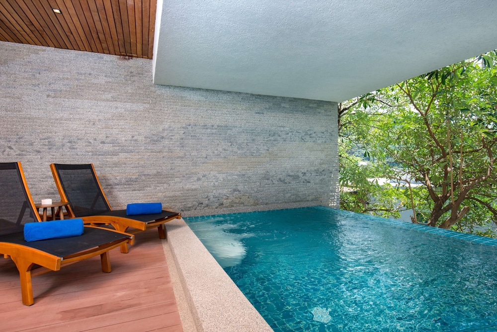 Pool Suite photo 3