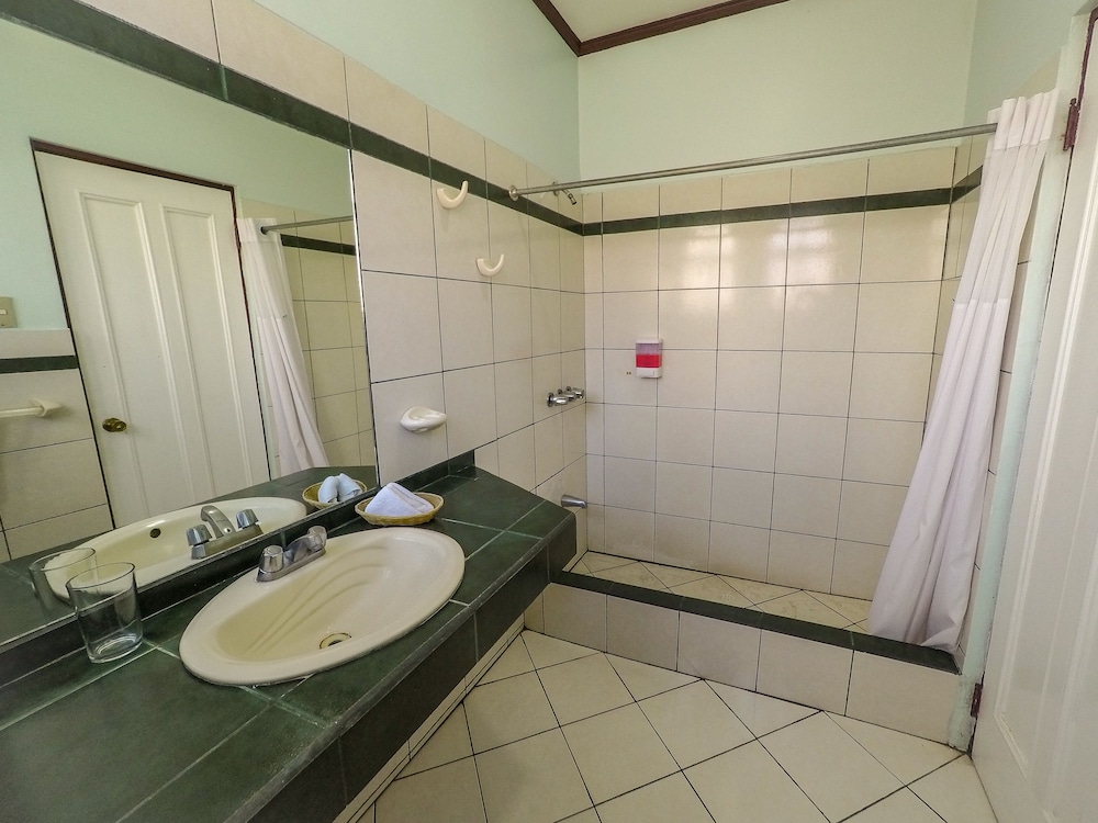 Superior Single Room, 2 Queen Beds, Patio, Garden View photo 2