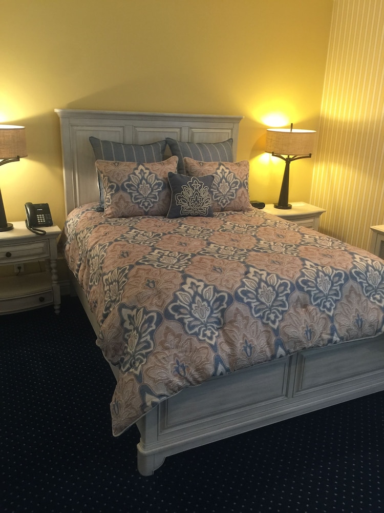 Traditional Single Room, 1 Queen Bed