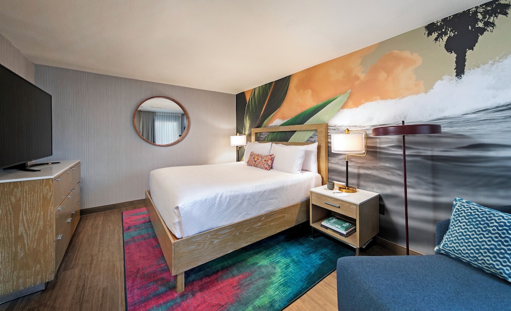 Premium Suite, 1 King Bed, Lanai, Pool View - Photo 4