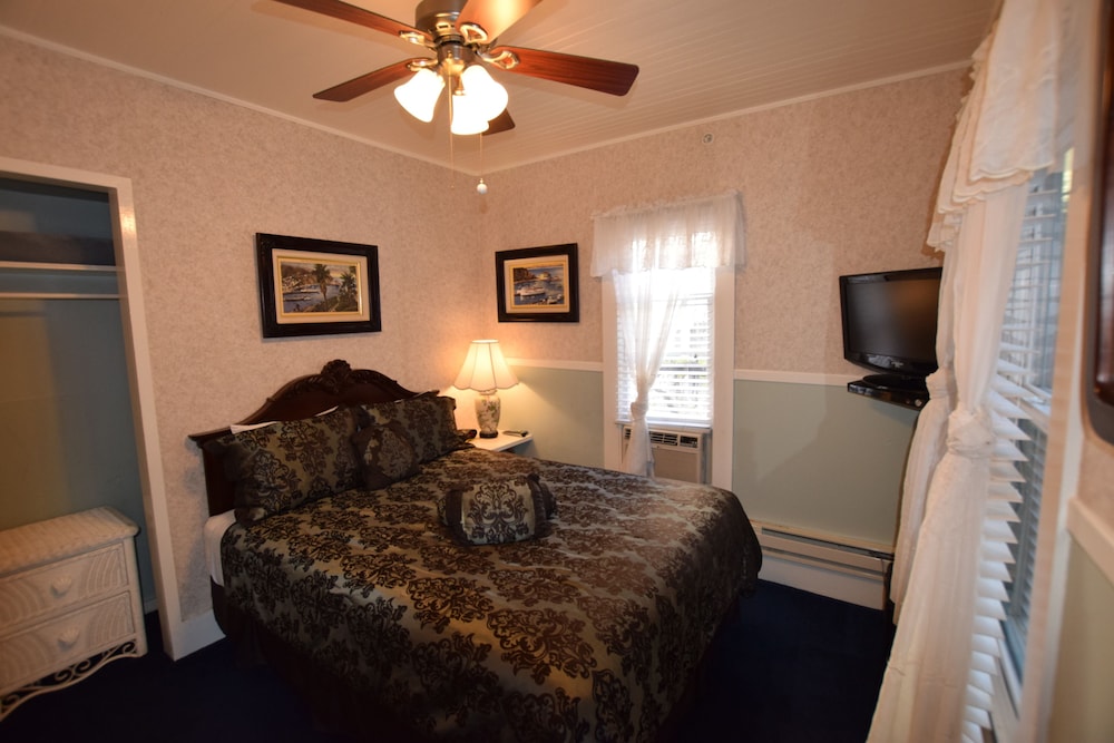 Honeymoon Cottage, Patio, Pool View (Cottage D-1 Queen+1 Twin ) photo 2