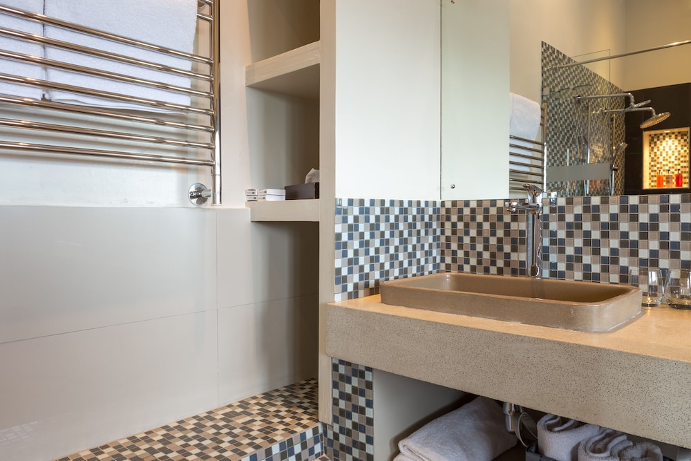 Executive Suite - Photo 9