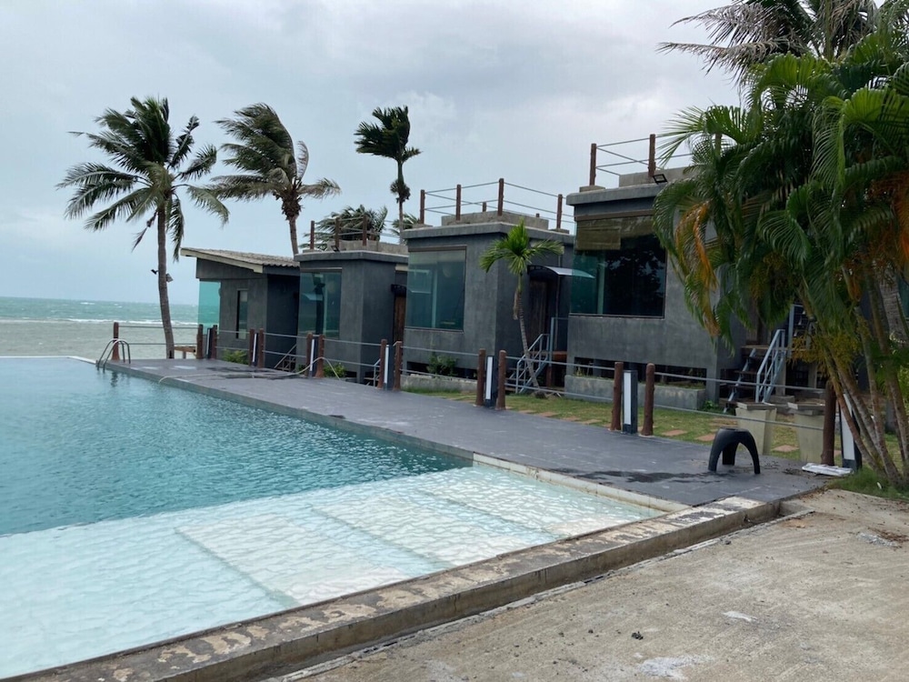 Deluxe Pool View - Photo 3