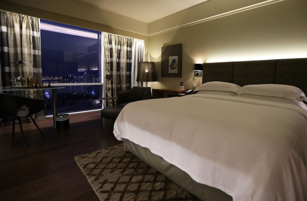 Grand Room, 1 King Bed photo 2