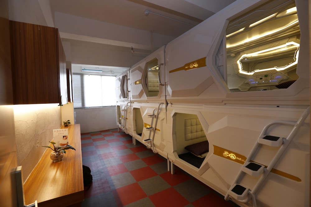 Bed in 6-bed Male Dormitory Room photo 2
