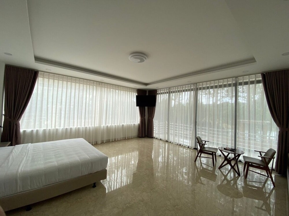 Premier Room, Garden View - Photo 3