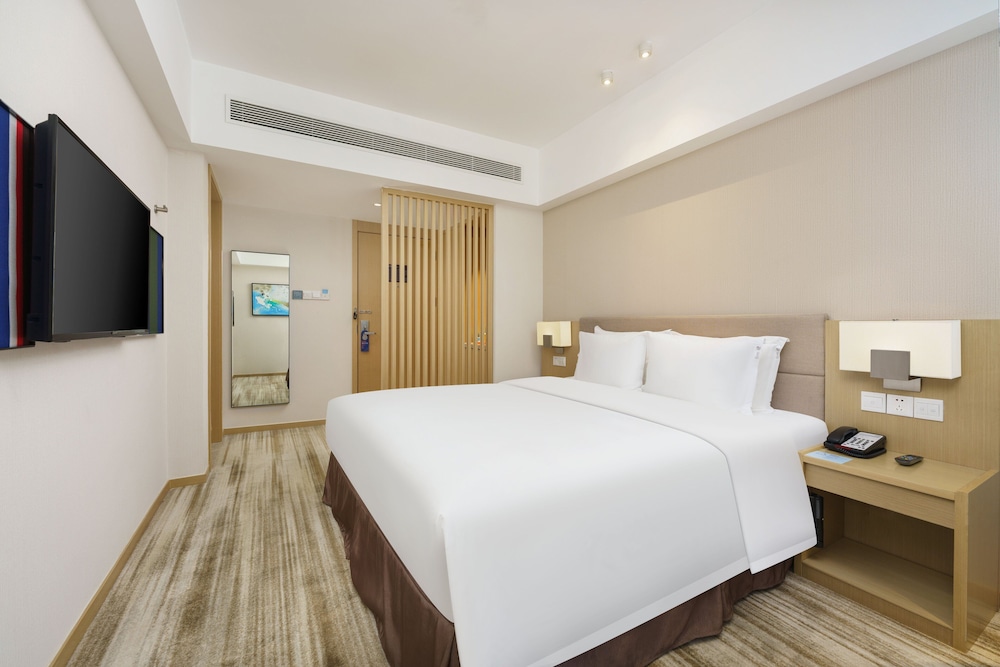 Standard Room, 1 King Bed (Extra Floor Space, High Floor) photo 2
