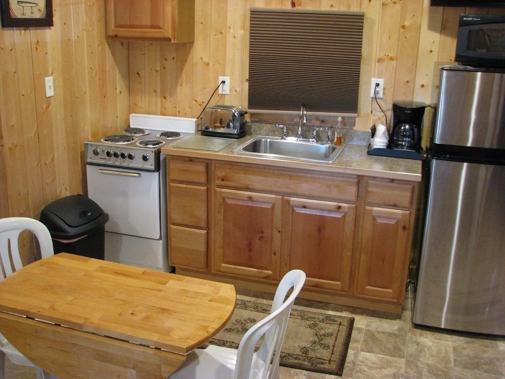 Cabin 2, 1 Queen Bed, Kitchenette photo 3