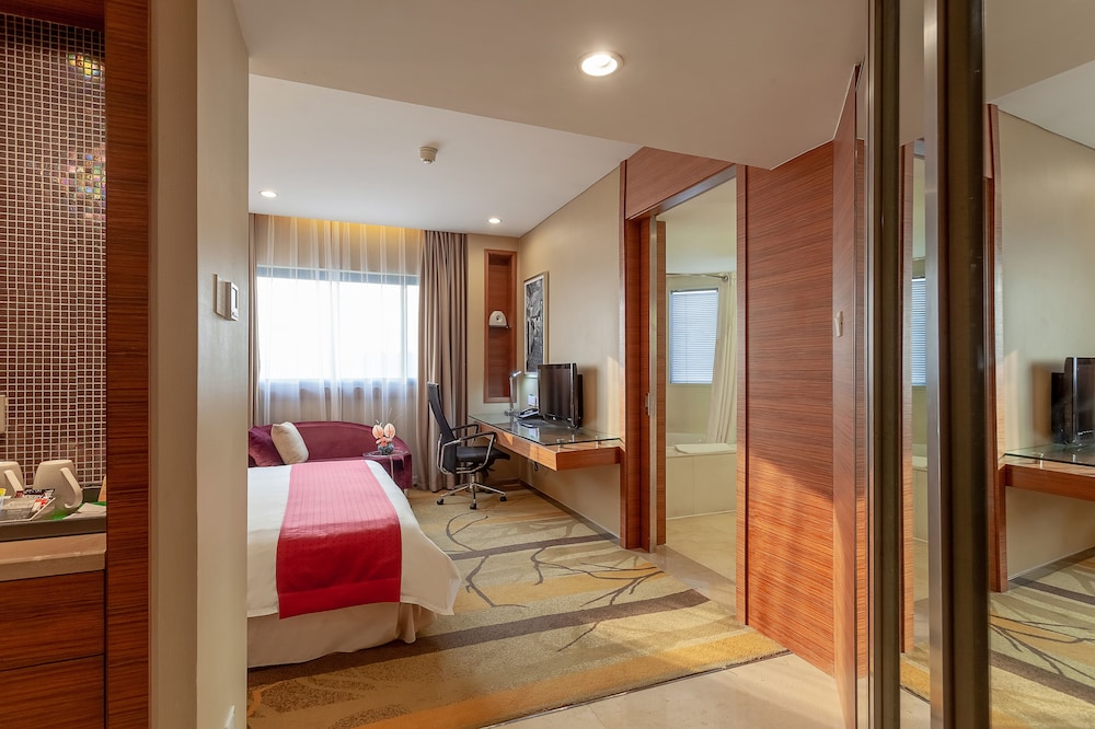 Premium Room, 1 King Bed, Garden View - Photo 4