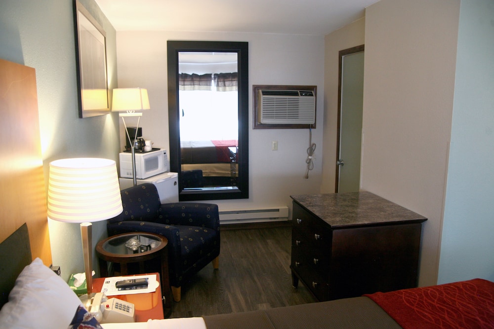 Basic Room, 1 Queen Bed, Smoking, City View photo 3